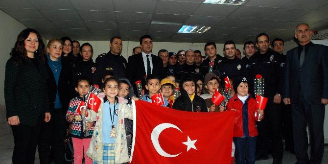 Aydınlı Miniklerden Çevik Kuvvet Polisine Taziye Ziyareti