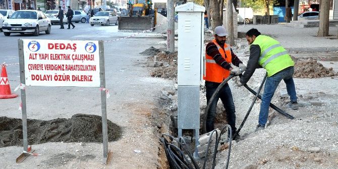 Akçakale İlçe Merkezinde Elektrik Hatları Yer Altına Alınıyor