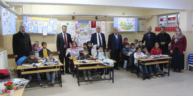 Adıyaman Ticaret Borsasından Samsatlı Öğrencilere Kıyafet Yardımı