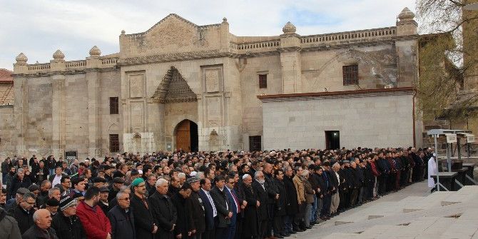 Aksaray’da Şehitler İçin Gıyabi Cenaze Namazı Kılındı