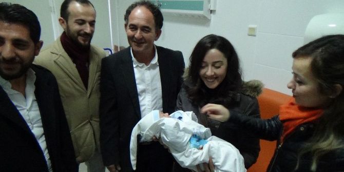 Cami Avlusuna Bırakılan Ege Bebeğe Ak Parti Kadın Kolları Sahip Çıktı