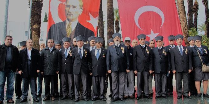 Gaziler, Şehitleri Andı Polise Karanfil Dağıttı