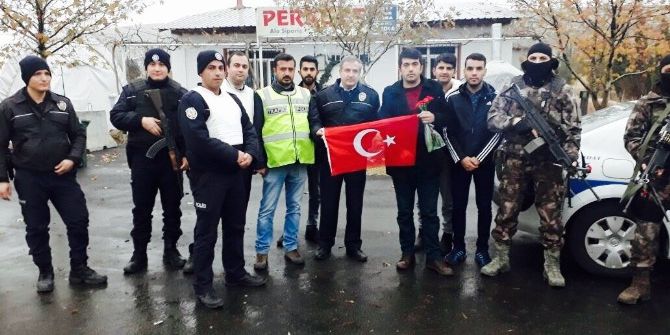 Gençlerden Polise Karanfilli Destek