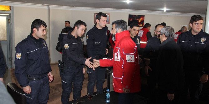 Kızılay Şehitler İçin Lokum Dağıttı