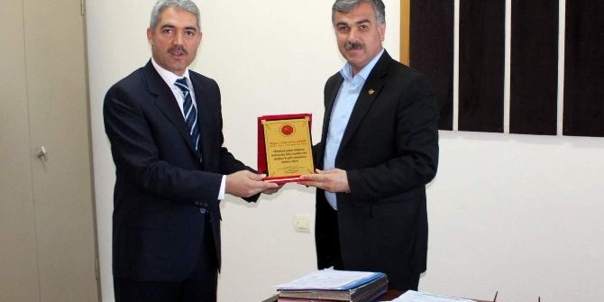 İha Muhabiri Çelik’e Plaket Verildi