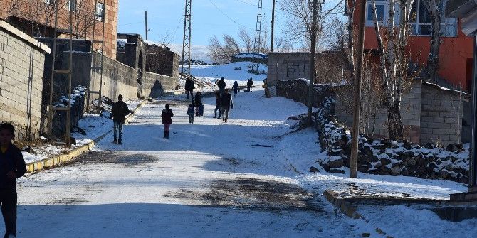 Kar Yağışı Çocuklar İçin Eğlence Oldu