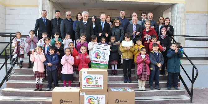 Minikler Oyuncaklarını Doğu’daki Kardeşlerine Gönderdi