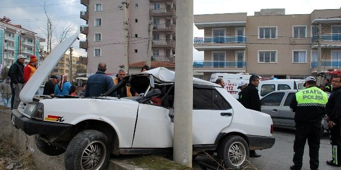 Elektrik Direğine Çarpan Sürücü Aracını Bırakıp Kaçtı