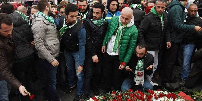 Bursasporlu Taraftarlar Şehitler İçin Dua Etti