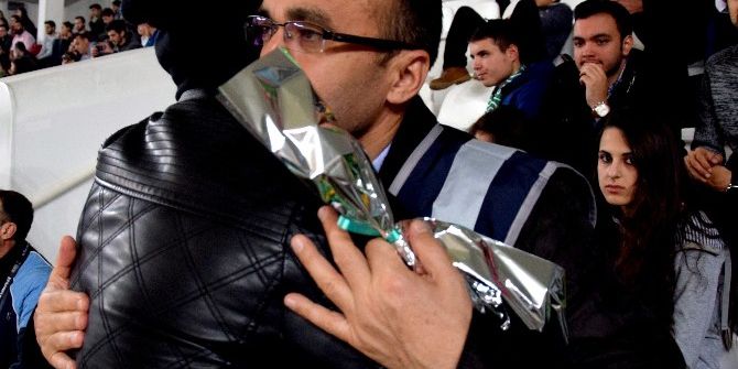 Yeşilgiresun Belediyespor Taraftarından Polislere Karanfil