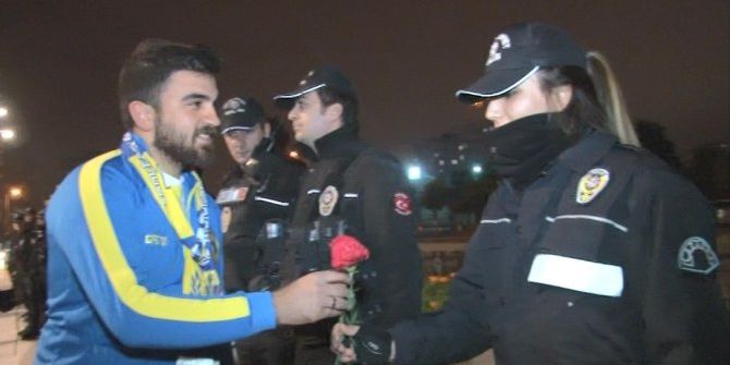 Taraftarlar, Çevik Kuvvet Polislerine Çiçek Verip Sarıldı
