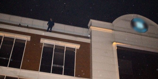 Maddi Sıkıntıları Yüzünden Otelin Çatısına Çıktı