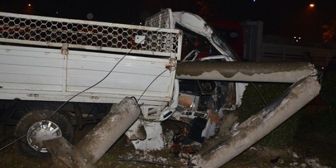Kamyonet Beton Direğe Çarptı: 1 Ölü 1 Yaralı