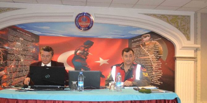 Kuşadası’nda Jandarmadan Servis Şoförlerine Trafik Eğitimi