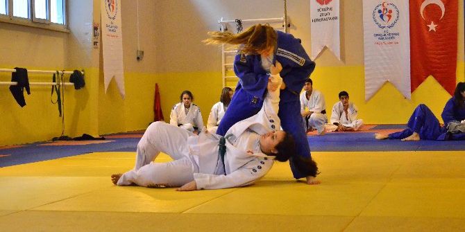 Adana’da Okullarası Gençler Judo Müsabakaları Tamamlandı