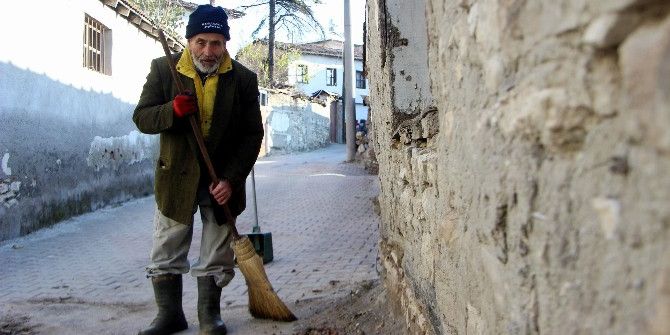 Çevreci Dede Tek Başına Koca Köyü Temizliyor