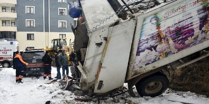 Gümüşhane’de Çöp Kamyonu Devrildi: 1 Yaralı