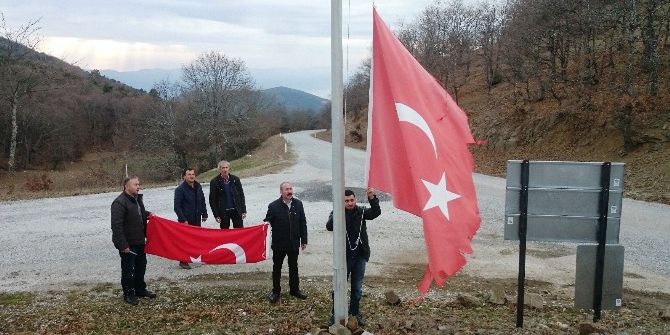 Köyün Yıpranmış Bayrağı Yenisiyle Değiştirildi