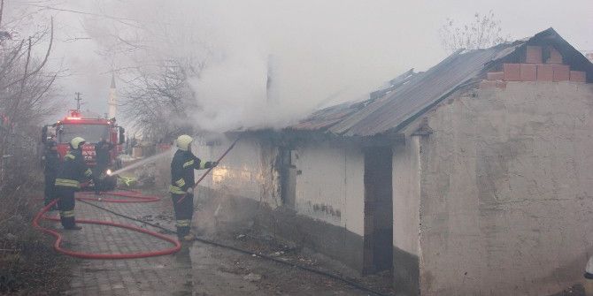 Metruk Bina Yangında Kül Oldu