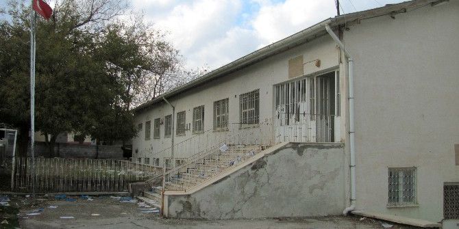 Arabanlılar Atıl Durumdaki Eski Sağlık Ocağının Yıkılmasını İstiyor