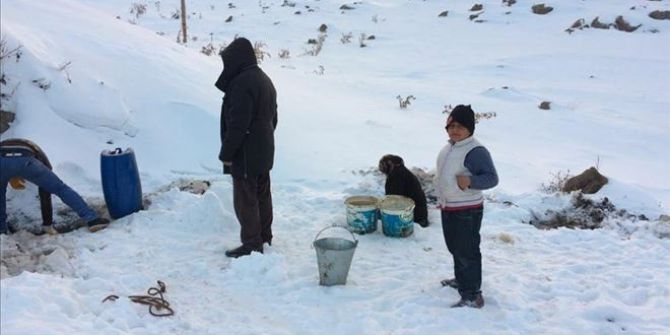 Buz Altında Su Arıyorlar