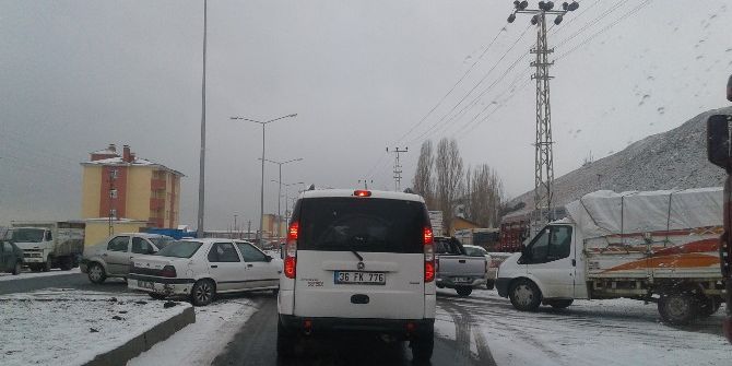Hayvan Pazarı’nda Gelişi Güzel Park Edilen Araçlar Trafiği Alt Üst Ediyor