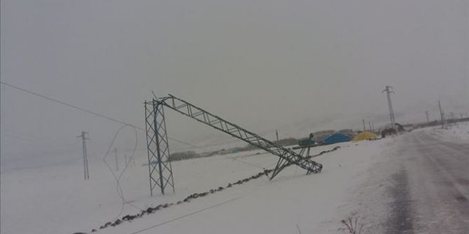 Çıldır’da Fırtına Elektrik Direklerini Yıktı