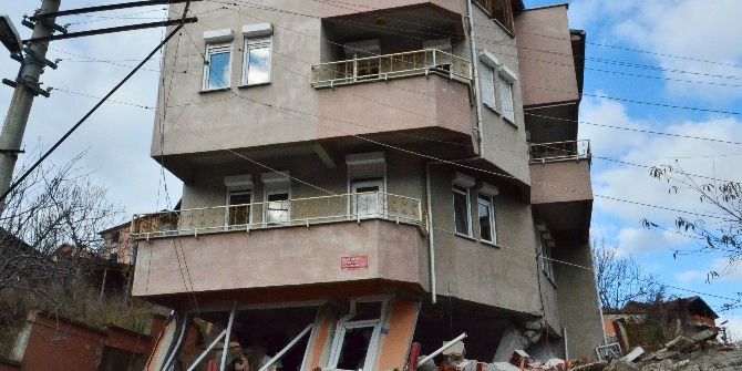 Heyelanın Yaşandığı Mahalle 1.5 Yılda Harabeye Döndü