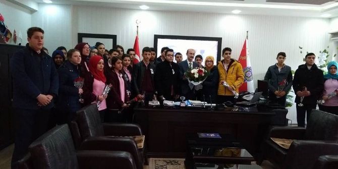 Liseli Öğrencilerden Örnek Davranış