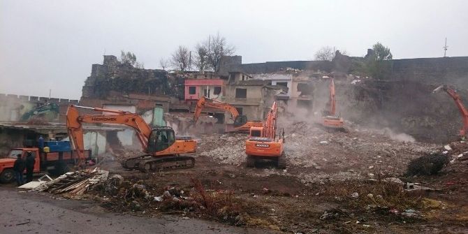Sur’da Yıkım Çalışmaları Sürüyor