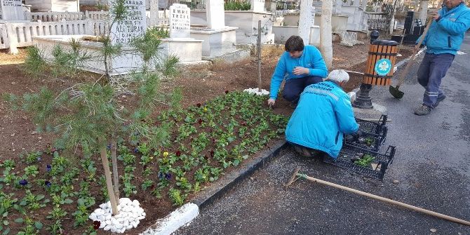 Güldede Mezarlığında Özenli Çalışma