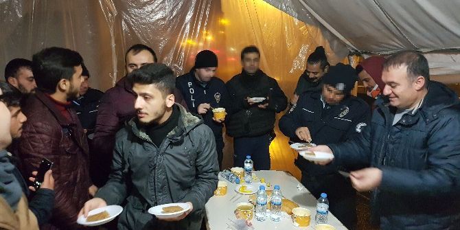 Üniversiteleri Gençlerden Polise Sıcak Çorba