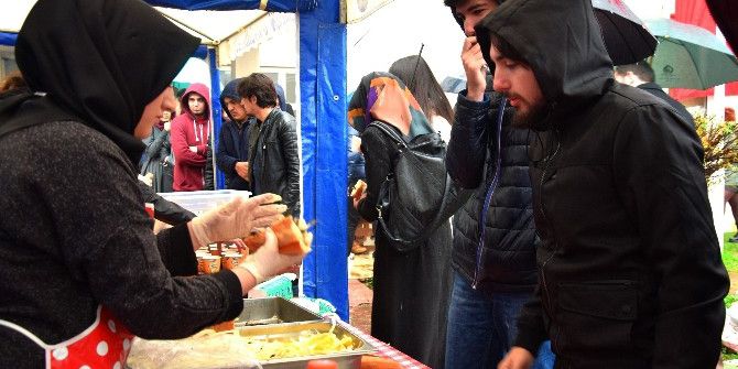 Öğrenciler Yağmura Aldırmadan Hamsinin Keyfini Çıkardılar