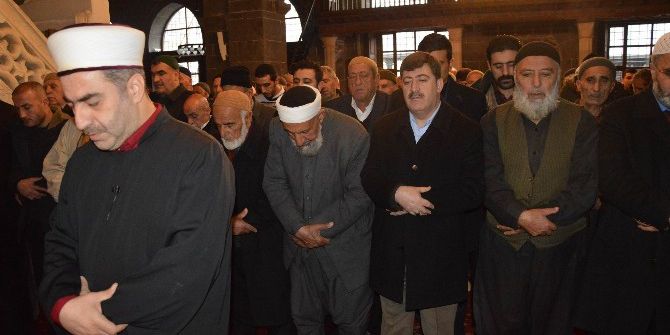 Diyarbakır’da Şehitler İçin Gıyabi Cenaze Namazı Kılındı
