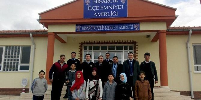 Öğrencilerden Polislere ’Başsağlığı Ve Geçmiş Olsun’ Ziyareti