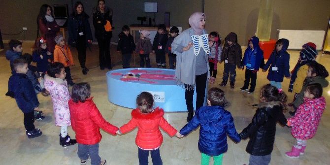 Öğrenciler Bilim Merkezini Gezdi