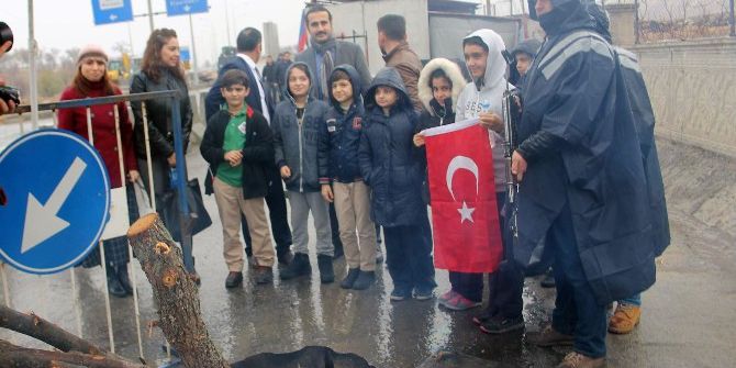 Siirtli Öğrenciler Polise ‘Cevşen’ Verdi