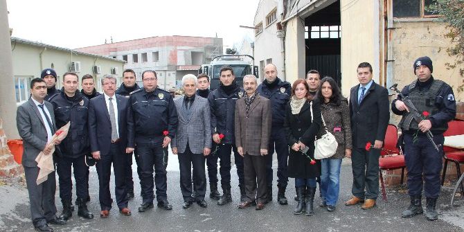 Sağlıkçılar Polisin Yanında