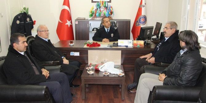 Belediye Başkanlarından Polise Karanfilli Destek