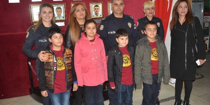 Öğrenciler Polise Sarılıp Türk Bayrağı Hediye Etti