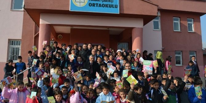 Vali Alpman Öğrencilere Kitap Dağıttı