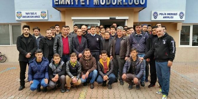 Cide Ülkü Ocakları, Polislere Karanfil Dağıttı