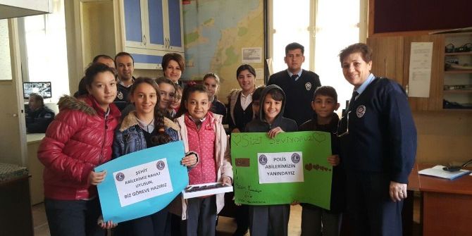 Ayvalık Gazi Ortaokulu Öğrencilerinden Polise Anlamlı Jest