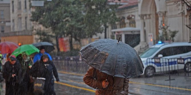 Taksim’de Kar Yağışı