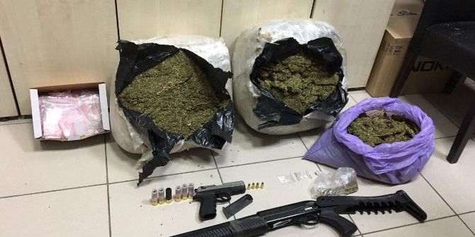 Polisten Uyuşturucu Tacirlerine Baskın
