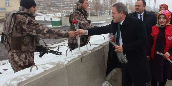 Müdür Alp’ten Polislere Karanfil