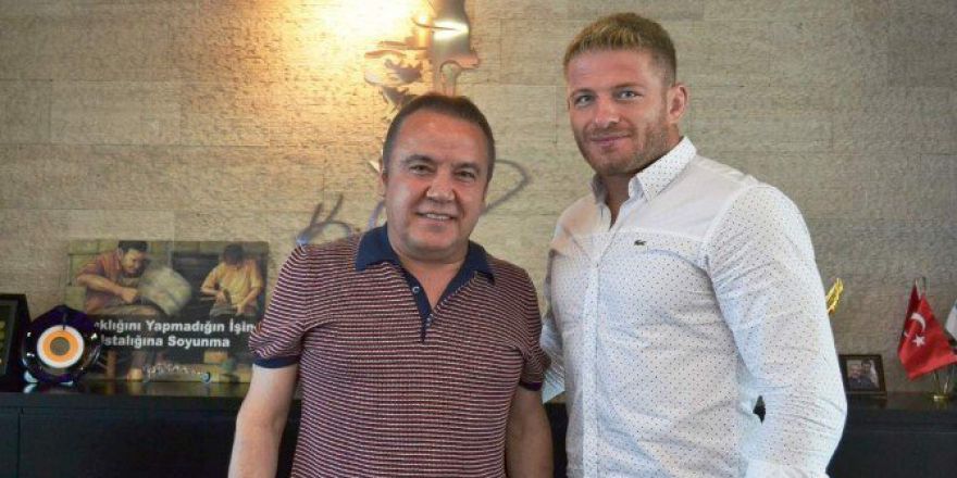 Başkan Böcek’ten, Başpehlivan Balaban’a Tebrik