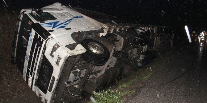 Samsun’da Yabancı Plakalı Tır Su Kanalına Devrildi