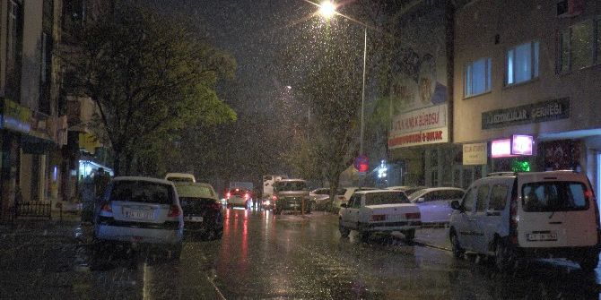 Gebze’de Sabah Başlayan Yağmur Akşam Yerini Kar Yağışına Bıraktı