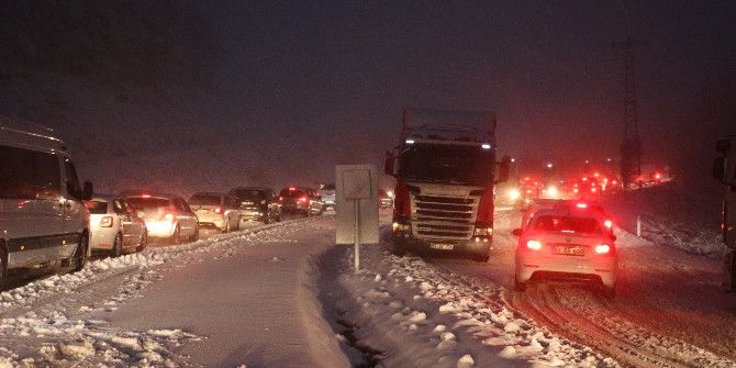 Zonguldak-ereğli Yolunda Kar Nedeniyle Kilometrelerce Kuyruk Oluştu